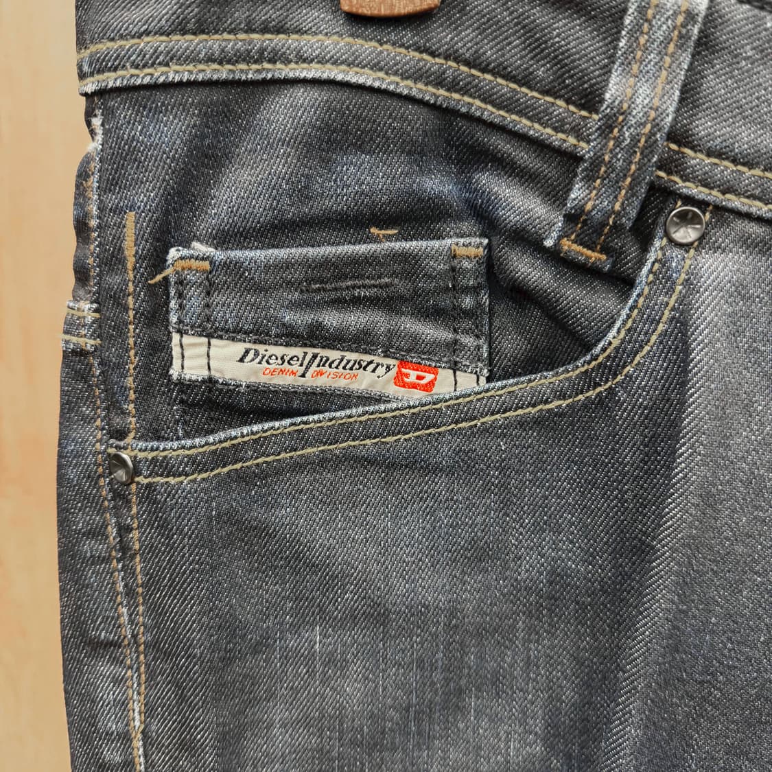 디젤 데님 팬츠 로고 레터링 백 지퍼 포켓 디테일 슬림 스트레이트핏 흑청 상품이미지6