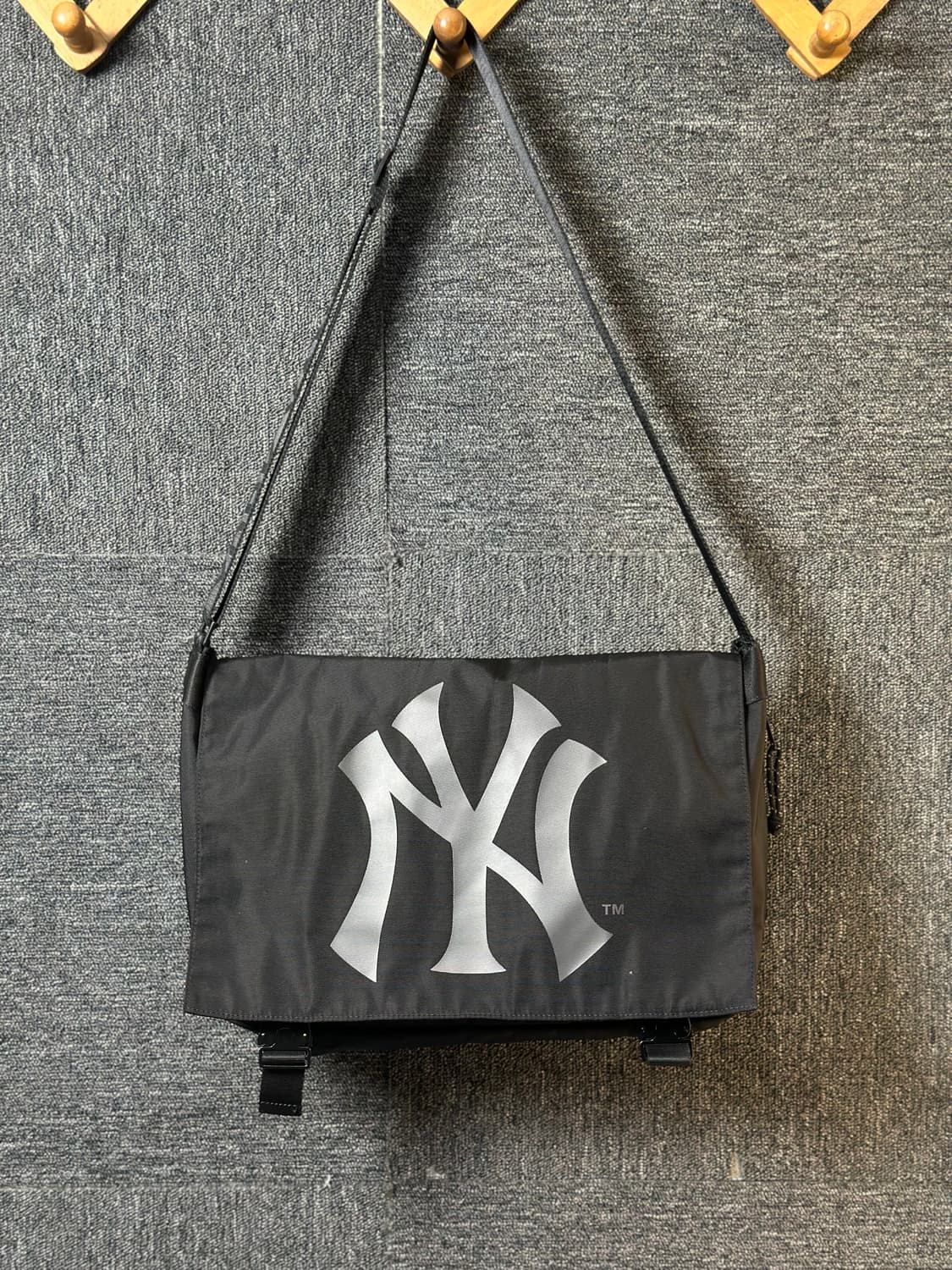 MLB 뉴욕 양키스 메신저백 블랙 상품이미지1