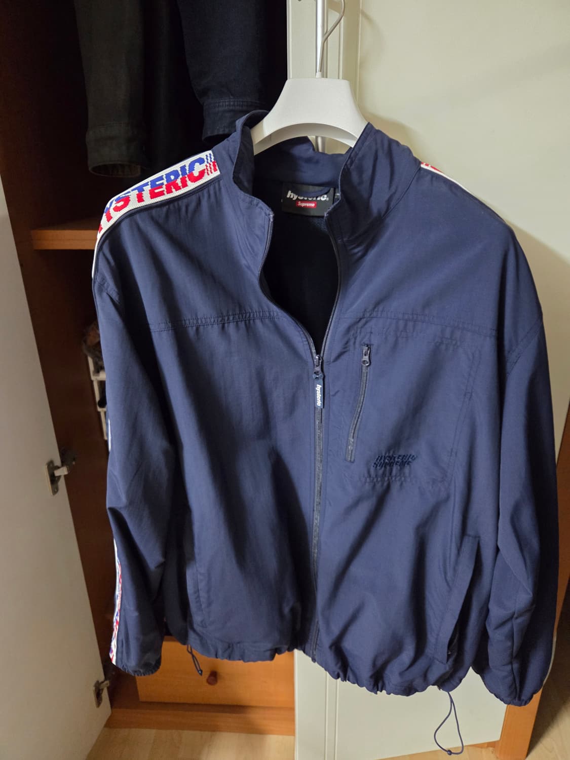 슈프림 x 히스테릭글래머 트랙 자켓 네이비24FW L사이즈 팝니다 상품이미지2