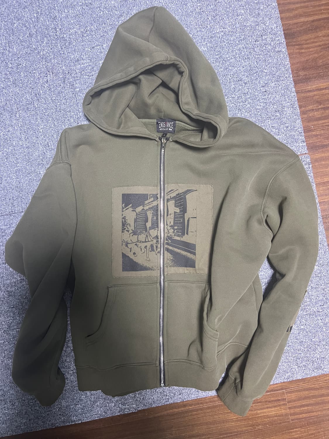 에모스탠스클럽 워시드 비엔나홀스 패치 후드 (카키) 상품이미지1