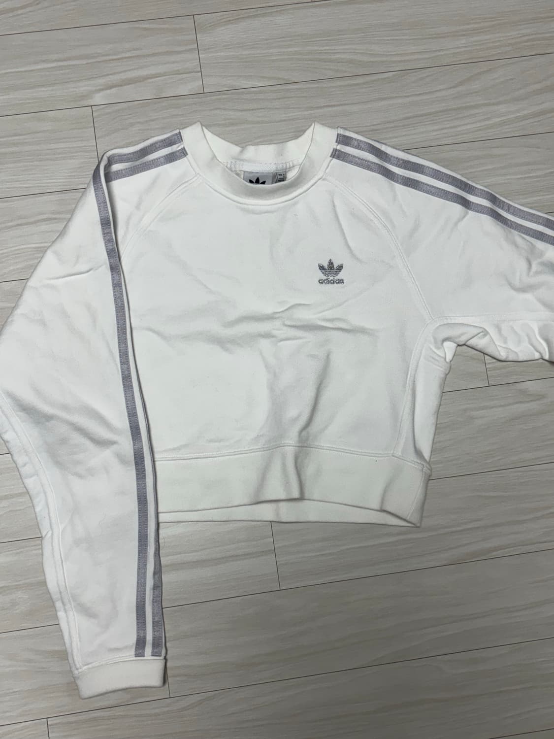 아디다스 여성 크롭 맨투맨 화이트 상품이미지4
