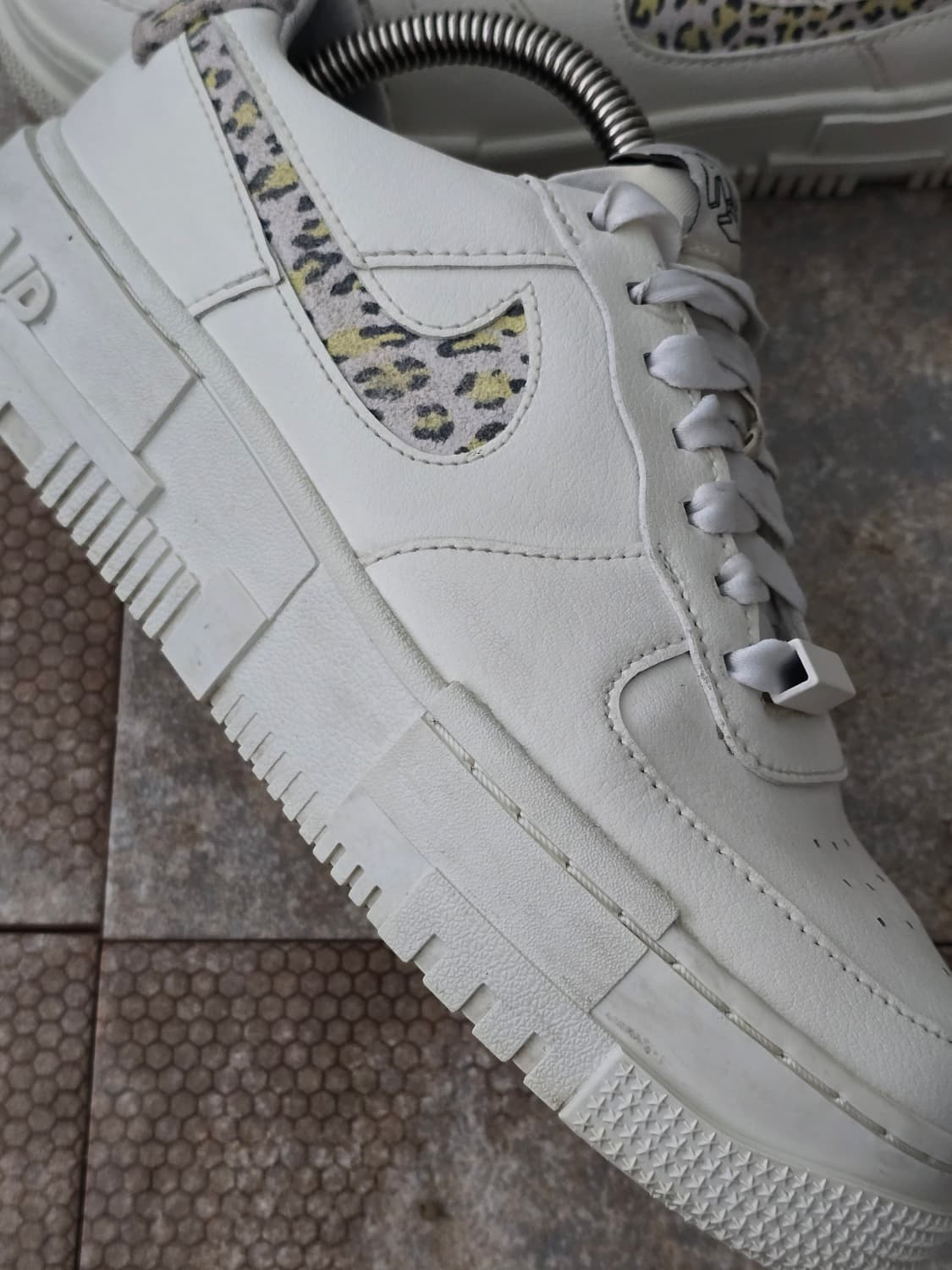(225)나이키 에어포스 1 픽셀 se 레몬 레오파드 상품이미지7