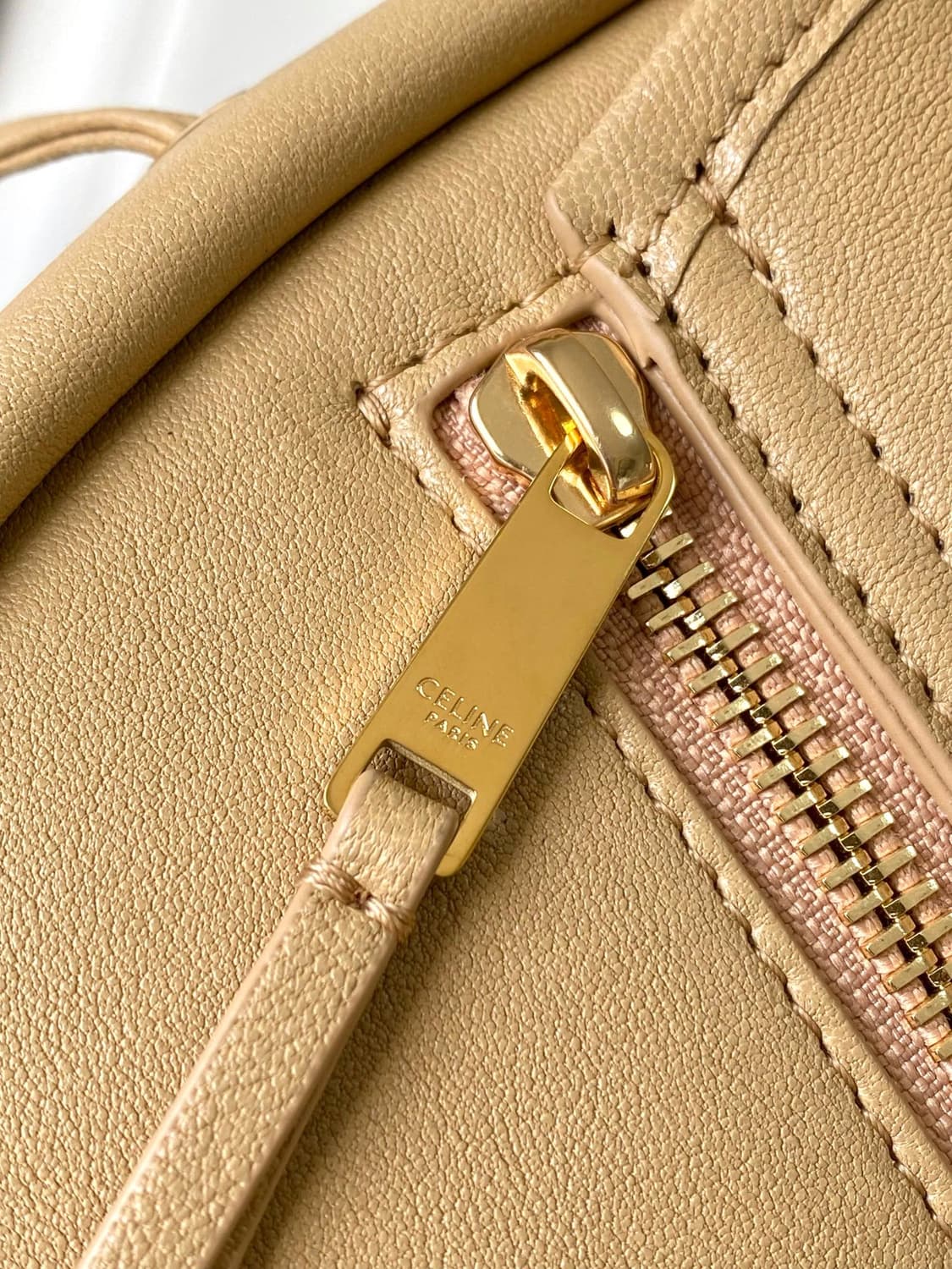 Celine 정품리틀 하프 문 소프트 트리옹프 - 서플 샤이니 램스킨 상품이미지2