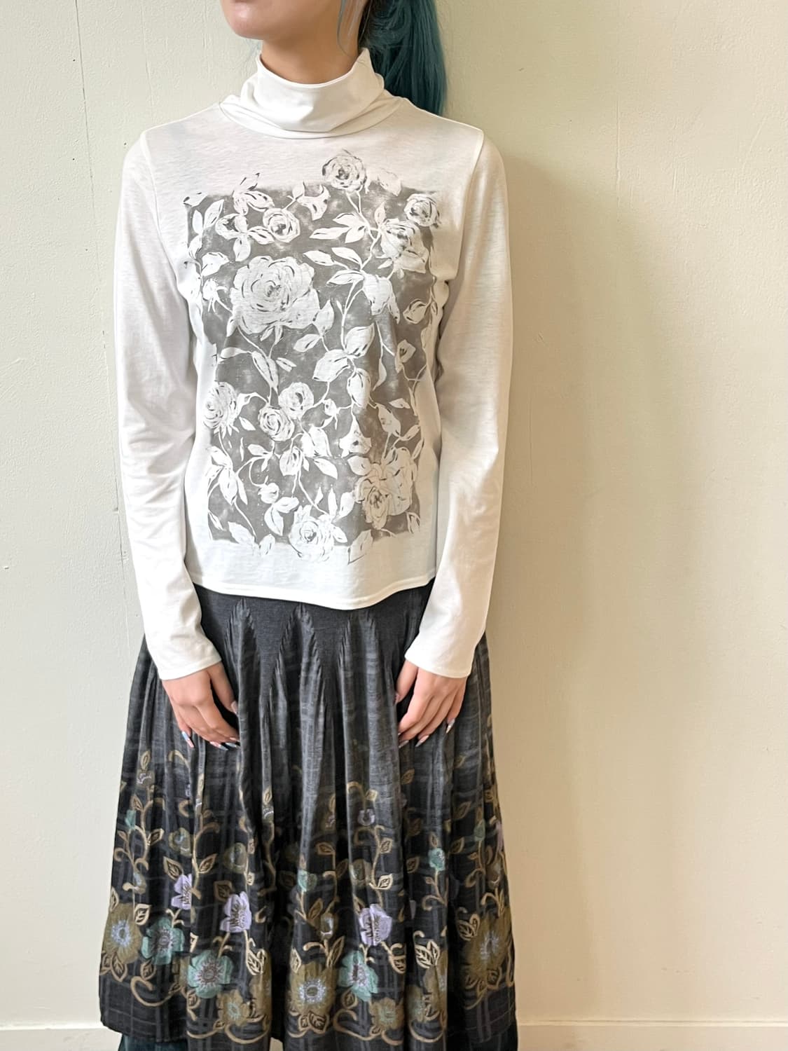 Half 로즈 프린팅 화이트 터틀넥 상품이미지5