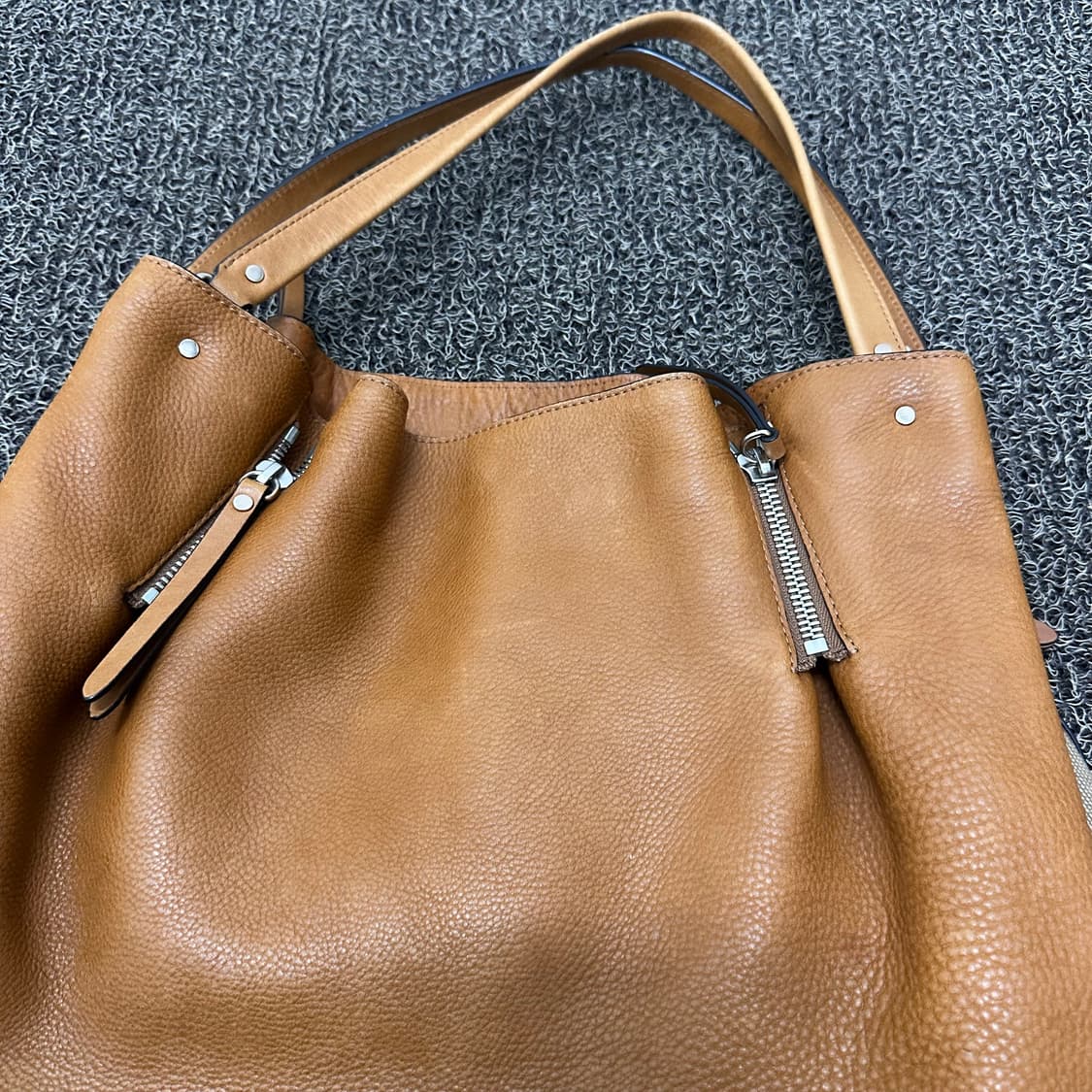 버버리 소가죽 메이드스톤 여성 토트백 3963640 상품이미지2