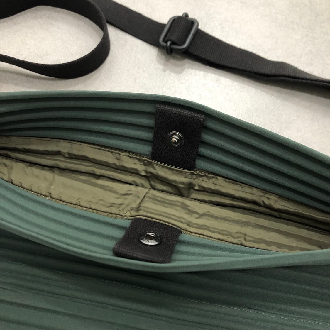 옴므플리세 이세이미야케 플리프 플랫메신저 크로스백 상품이미지3
