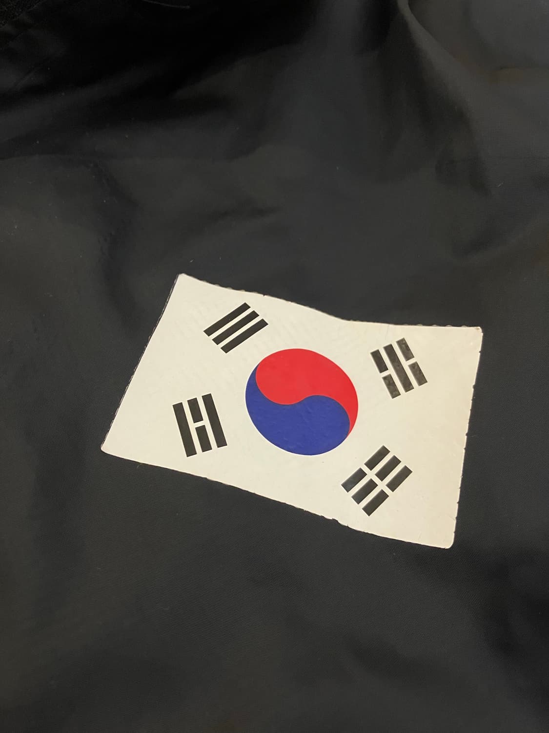 블랙 색상의 나이키 대한민국 국가대표 바람막이입니다. 태극기 마크가 선명 상품이미지2