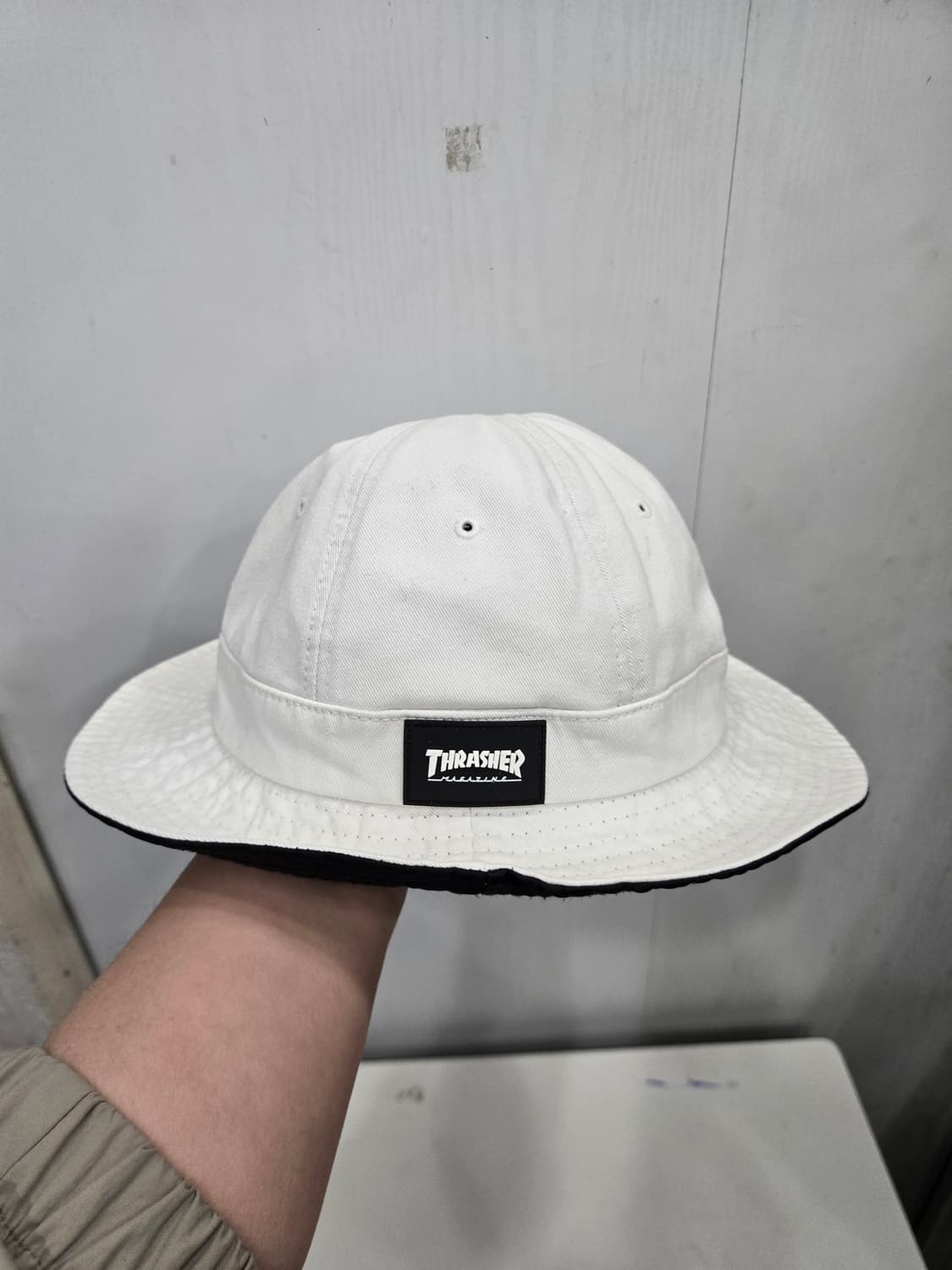 M사이즈)) THRASHER 트레셔 버킷햇 모자!~ 화이트 & 블랙 상품이미지1