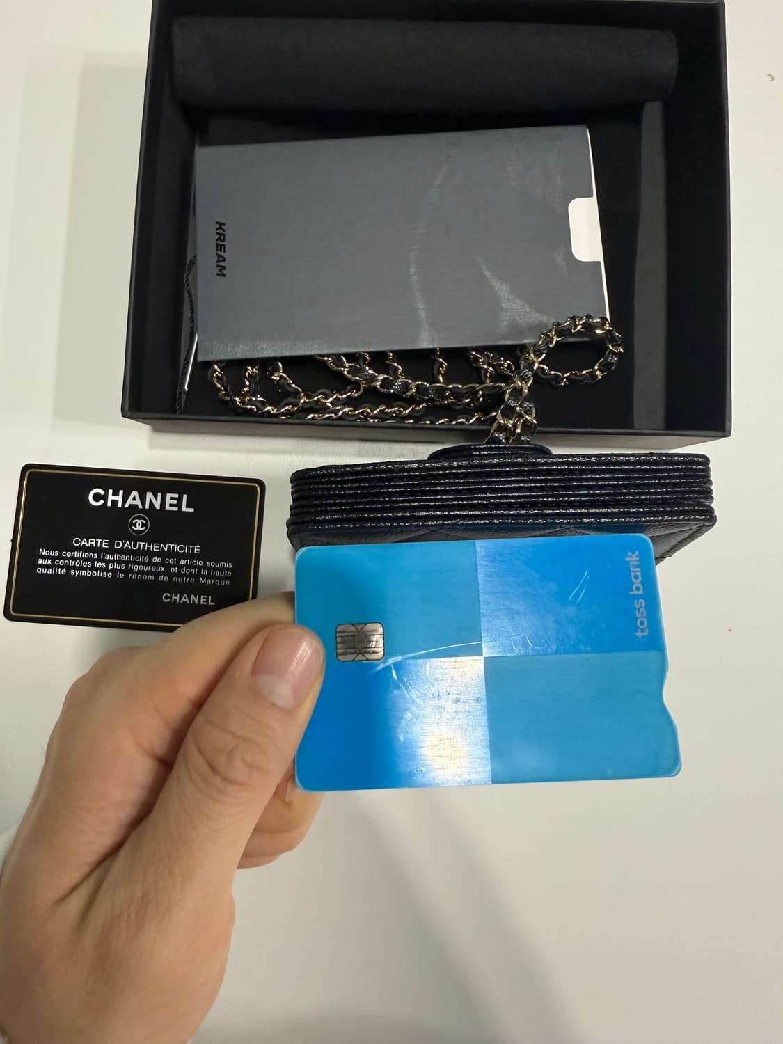 샤넬 클래식 플랩 체인 카드 홀더 그레인드 카프스킨 & 골드 메탈 블랙 상품이미지4