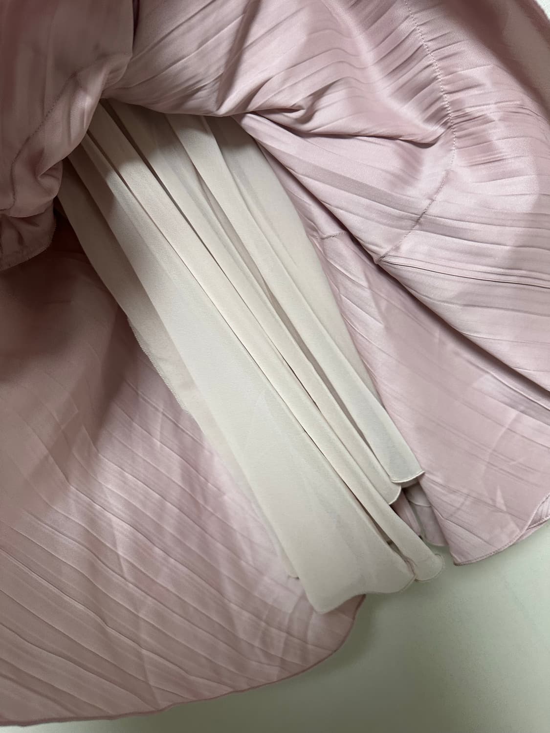 오프화이트 오프숄더 새틴 러플 원피스 상품이미지9