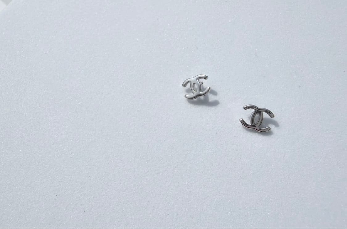 샤넬 미니 로고 이어링 실버 상품이미지6