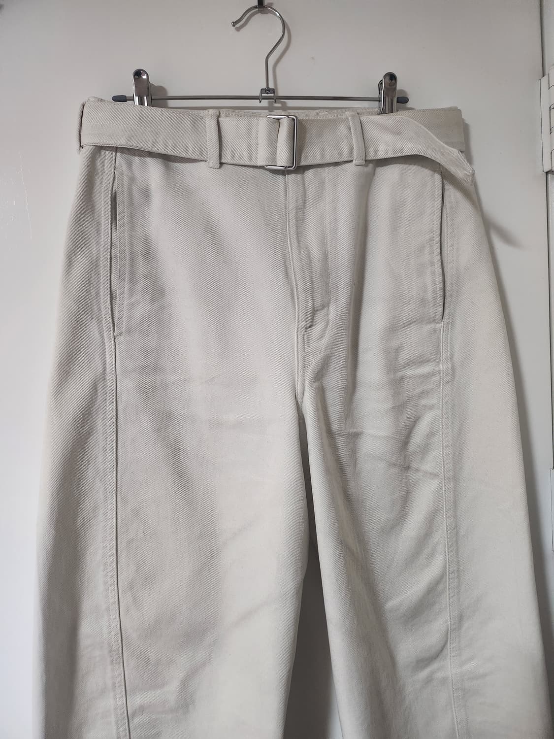 [S] 르메르 23fw 트위스트 벨티드 팬츠 - 화이트 상품이미지4