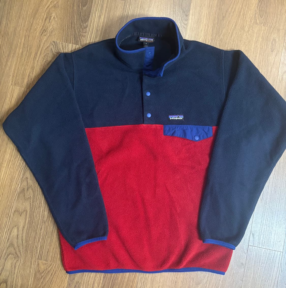 파타고니아 신칠라 네이비 레드 켄달제너 착용제품 M사이즈 판매합니다. 상품이미지5