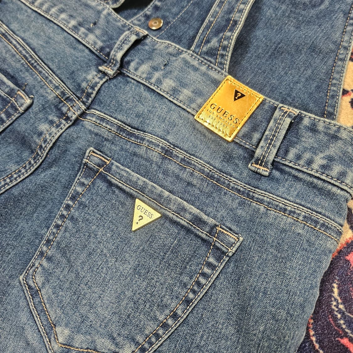 게스(GUESS) 골든 버튼 데님 멜빵 반바지 26 상품이미지7