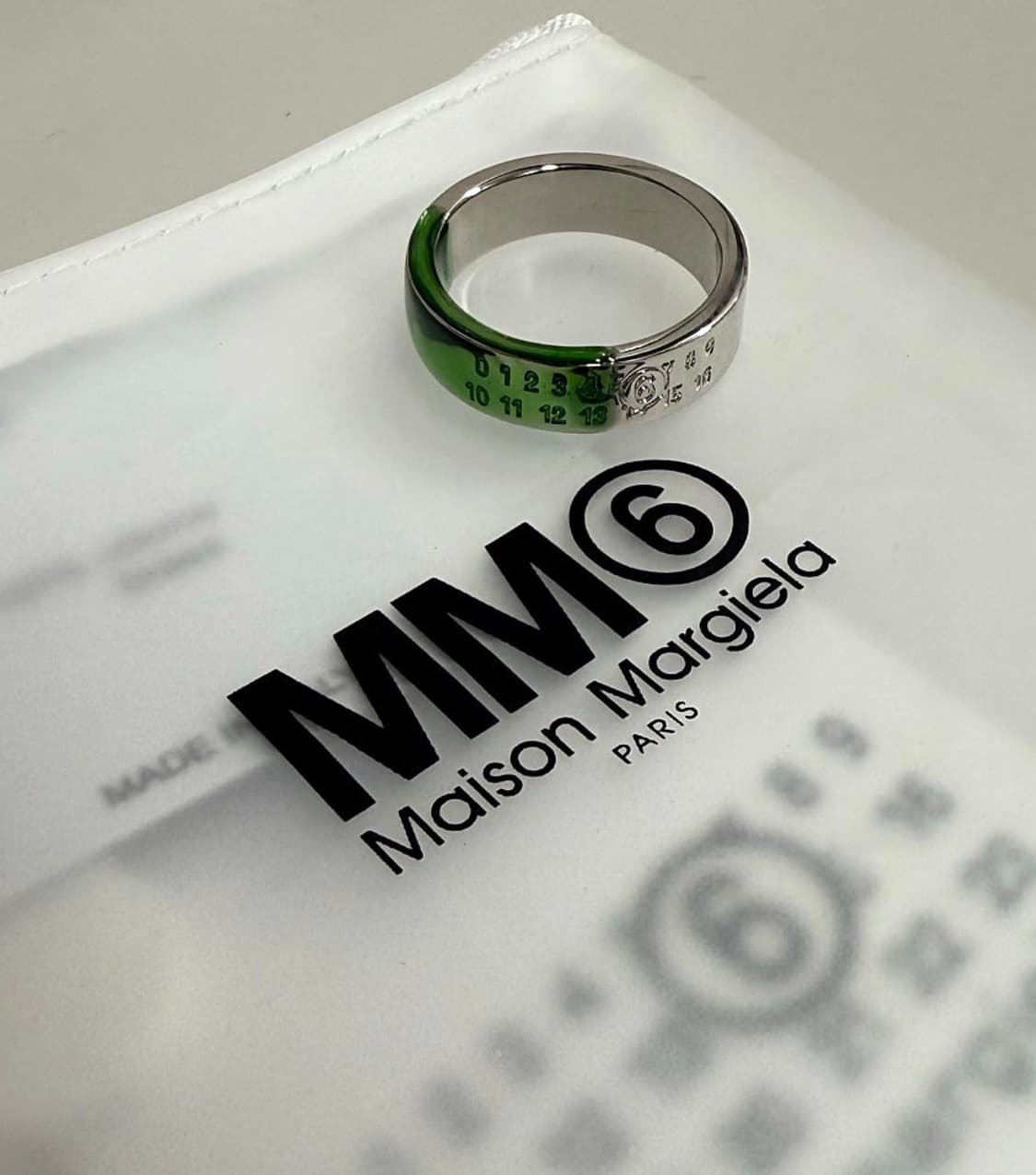 MM6 메종 마르지엘라 인그레이브드 로고 링 실버 그린 상품이미지2