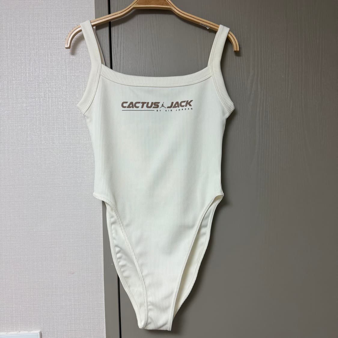 조던 x 트래비스 스캇 바디수트 — 세일 / S (새상품) 상품이미지3