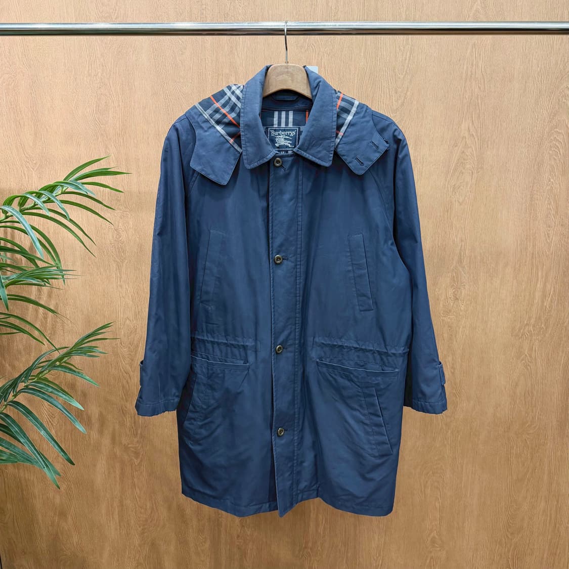 버버리 후드 코트 체크 안감 배색 드로우 스트링 디테일 레귤러핏 네이비 상품이미지1