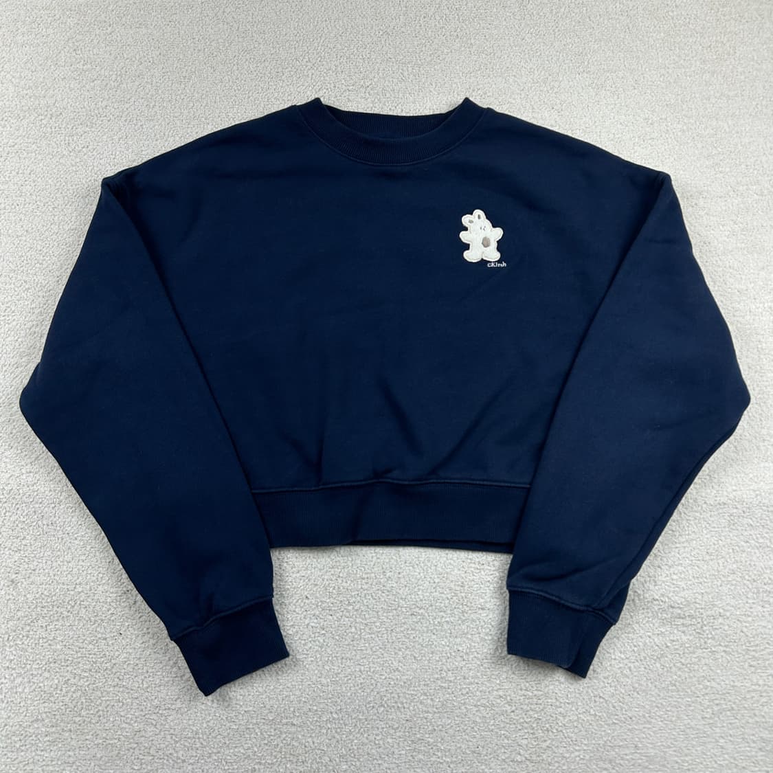 키르시 위티 버니 와펜 크롭 맨투맨 네이비 상품이미지3