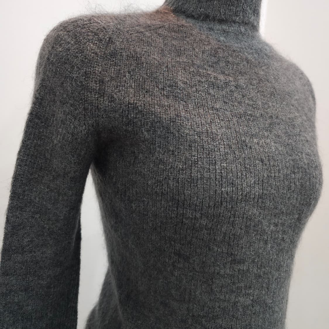모헤어 차콜 터틀넥 목폴라 골지 슬림핏 니트 상품이미지4