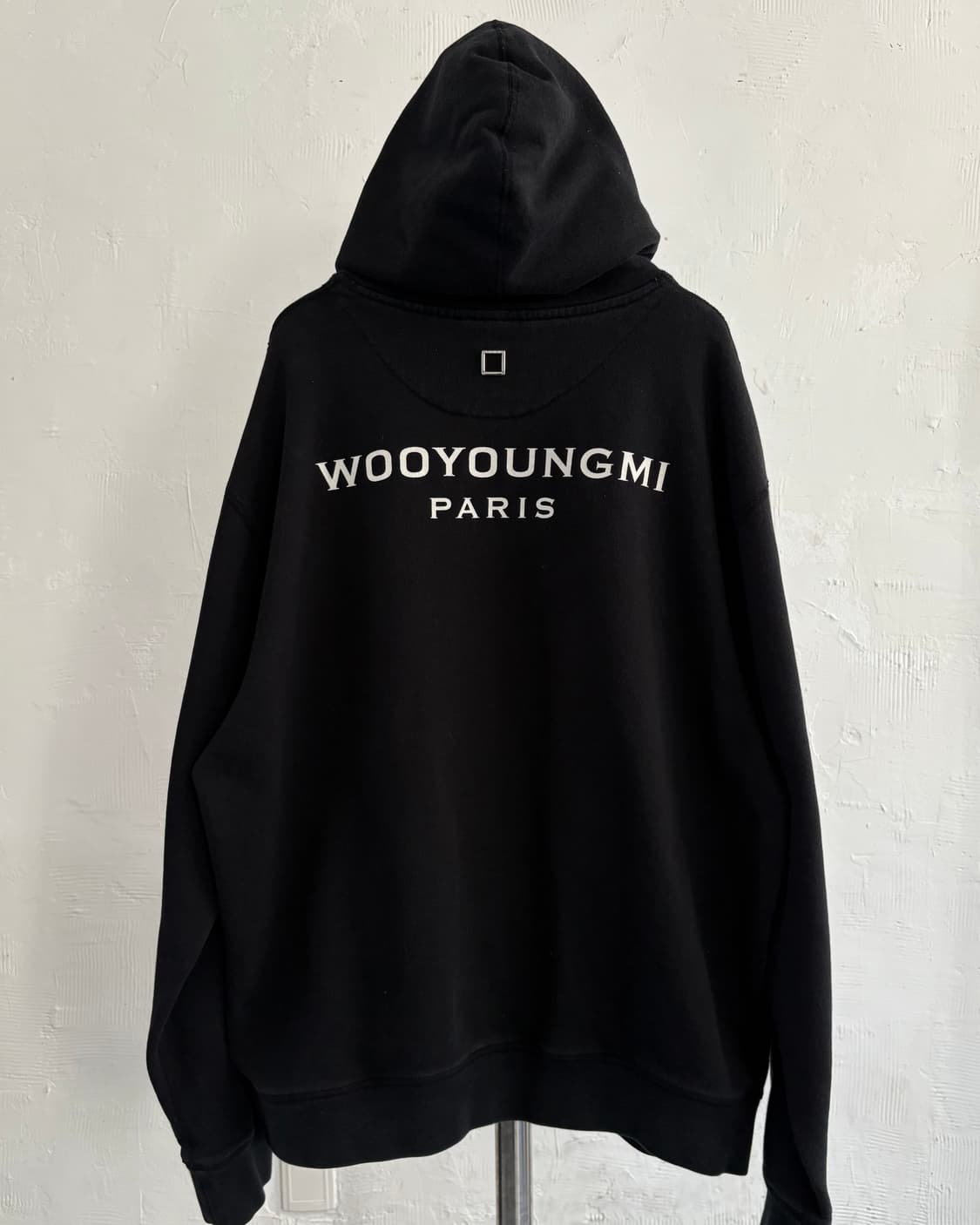 Wooyoungmi 우영미 블랙 컬러 백 로고 후드티 상품이미지5