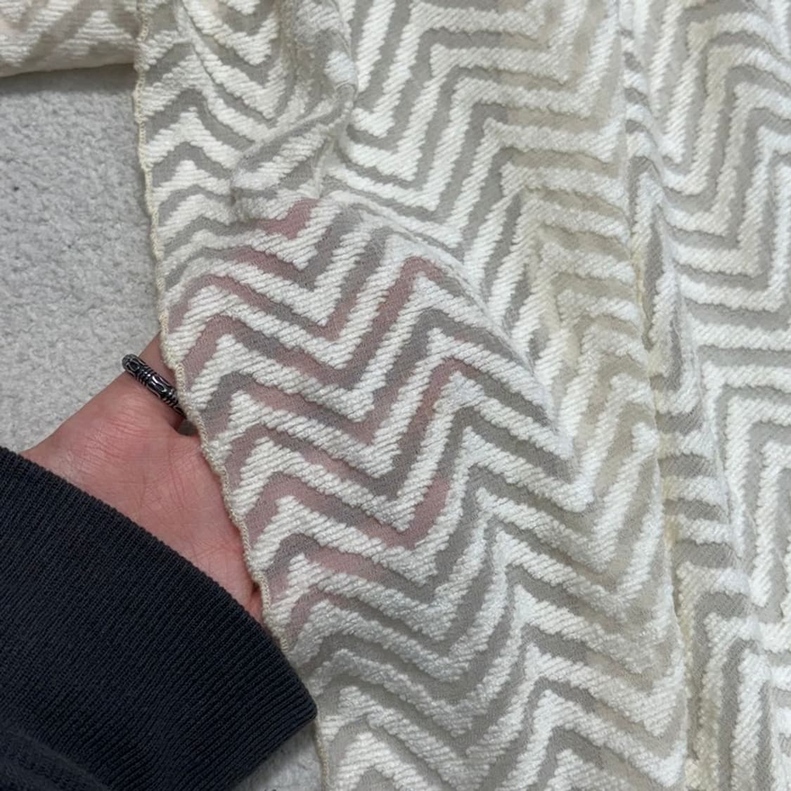 EMPORIO ARMANI 세브런 패턴 실크 스카프 아이보리 상품이미지4