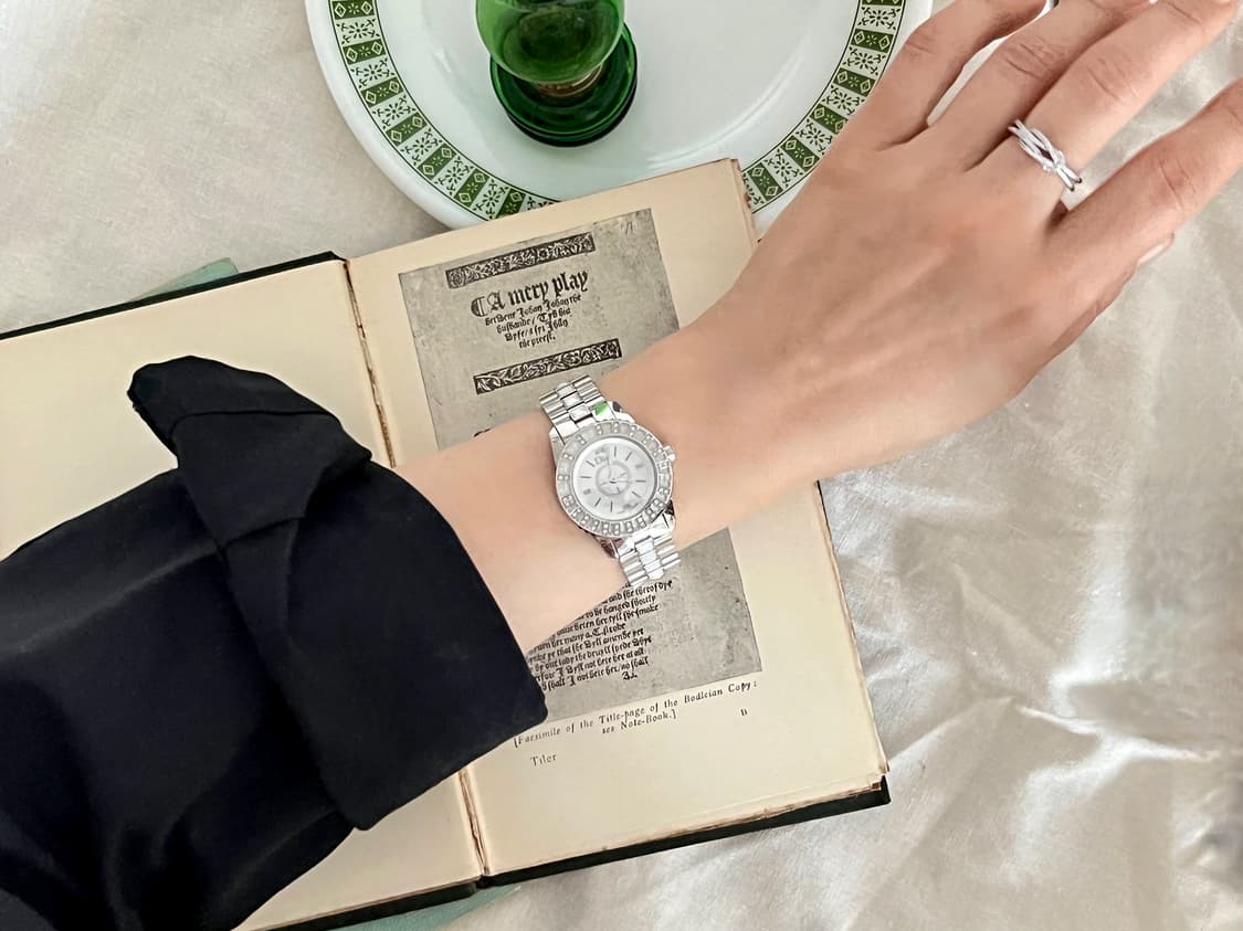 디올 화이트 크리스탈 다이아 베젤 시계  / 정품감정 . 케어 상품이미지10