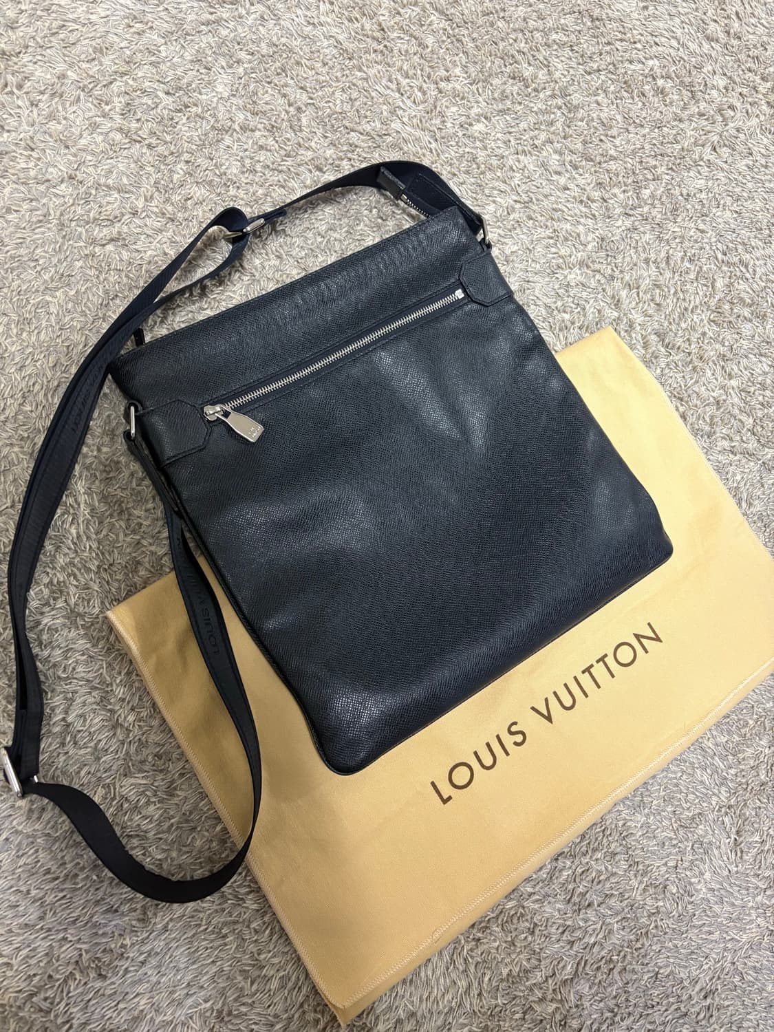 루이비통 타이가 남자 크로스백 상품이미지5