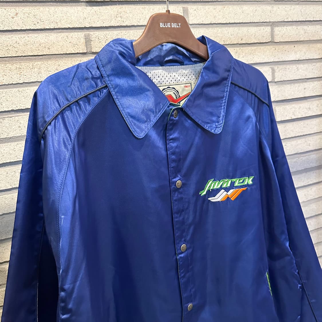 아비렉스 새틴 코치 자켓 스냅버튼 레터링 로고 밑단 스트링 디테일 블루 상품이미지4