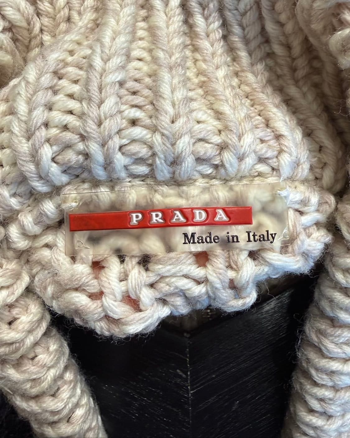 프라다 베이지 하프 집업 암패치 니트 상품이미지8