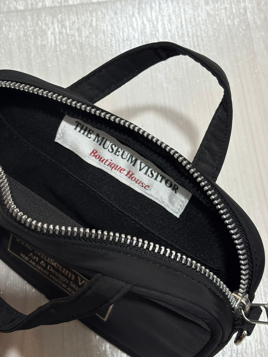 더뮤지엄비지터 메탈 로고 미니백 상품이미지3