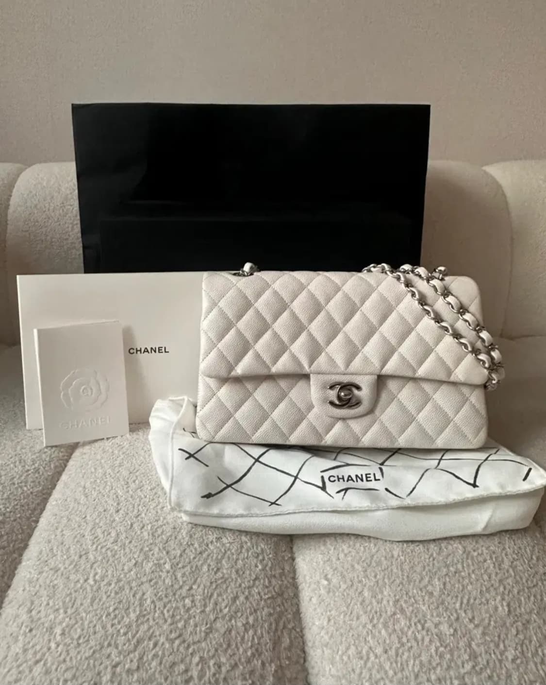 [정품/OS] 샤넬 클래식 미듐 화이트 캐비어 은장 상품이미지1