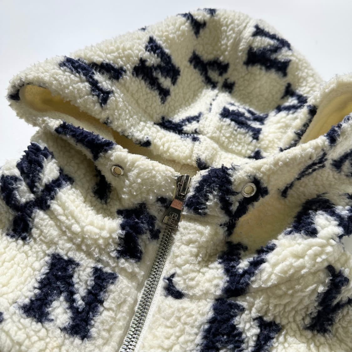 MLB 뉴욕 양키즈 시그니쳐 패턴 쉐르파 후리스 자켓 상품이미지9