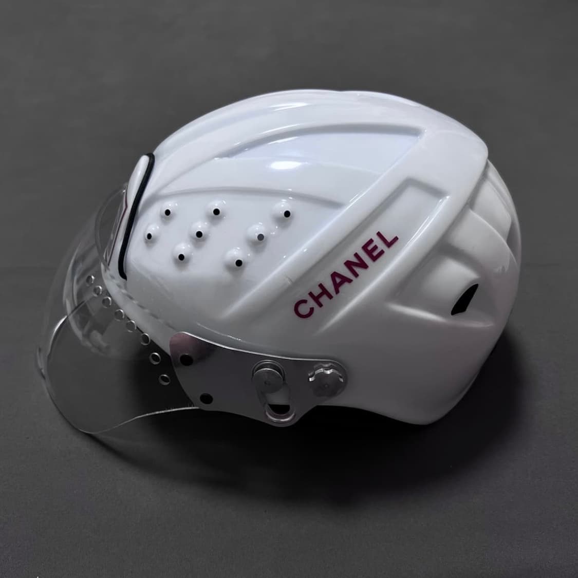 샤넬 헬멧 한정판 2001 화이트 로고 Mountaineer.레어템 희귀 상품이미지2