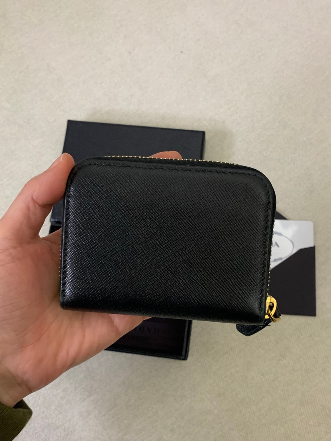 프라다 삼각로고 사피아노 지퍼돌이 지갑 상품이미지3