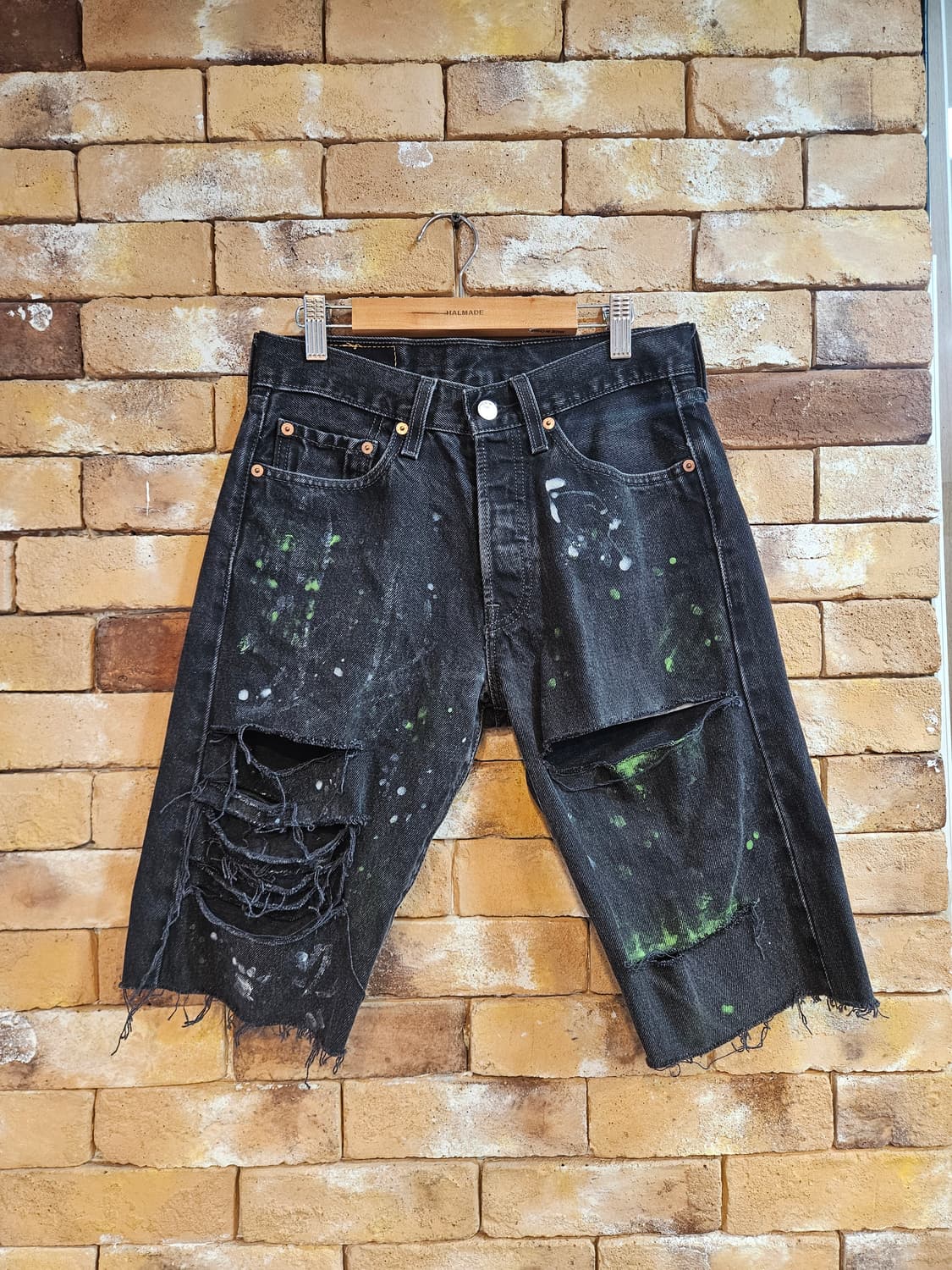 리바이스 블랙 페인팅 데미지 데님 반바지 상품이미지1