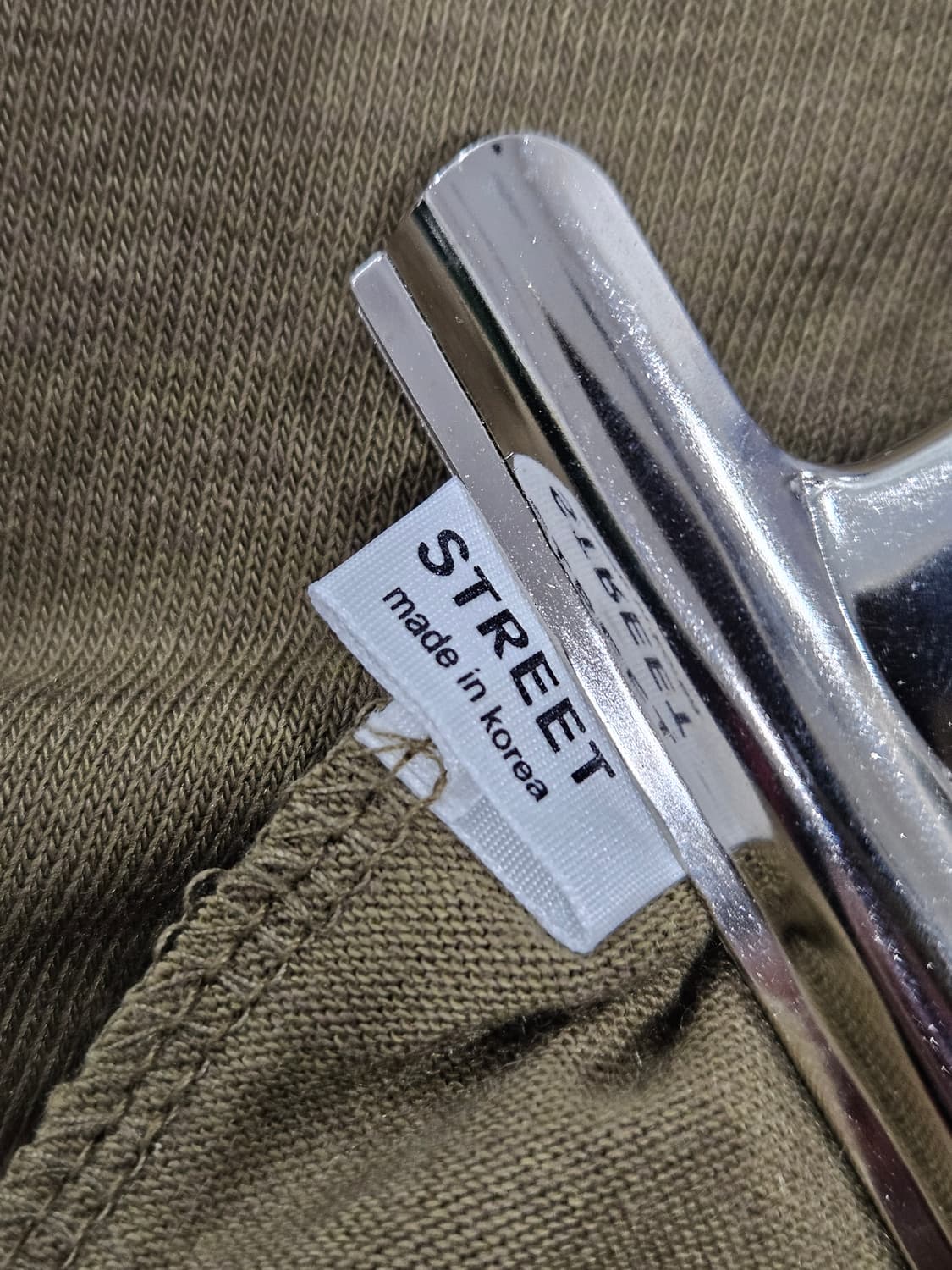 카키색 어깨패드 긴팔 셔링 티셔츠 [미사용] 상품이미지2