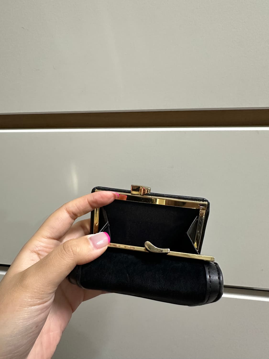 비비안 웨스트우드 오브 로고 벨벳 월렛 블랙 상품이미지3