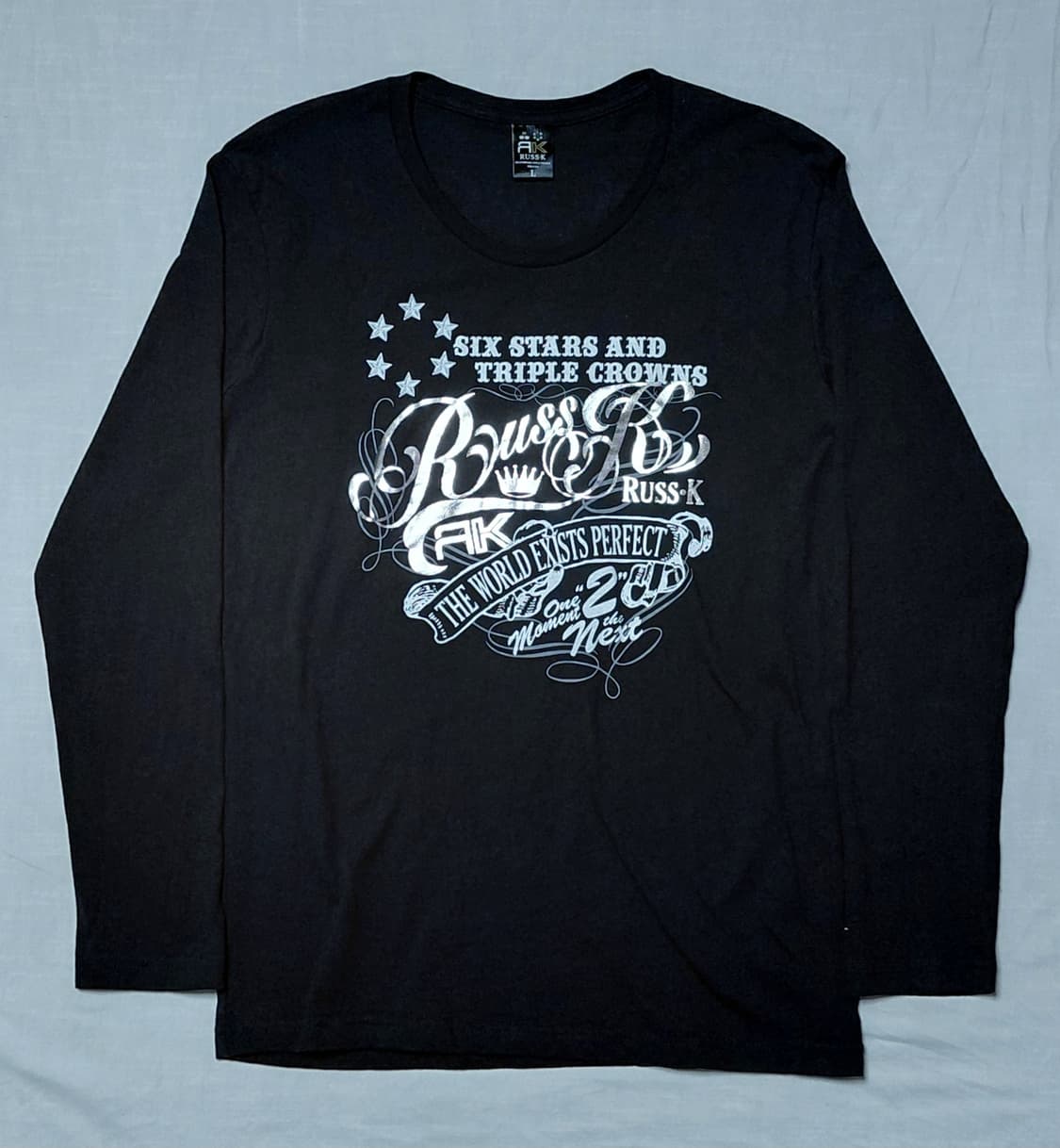 [S] Russ K(러스케이) 실버 그래픽 박로고 롱 슬리브 티셔츠 상품이미지1
