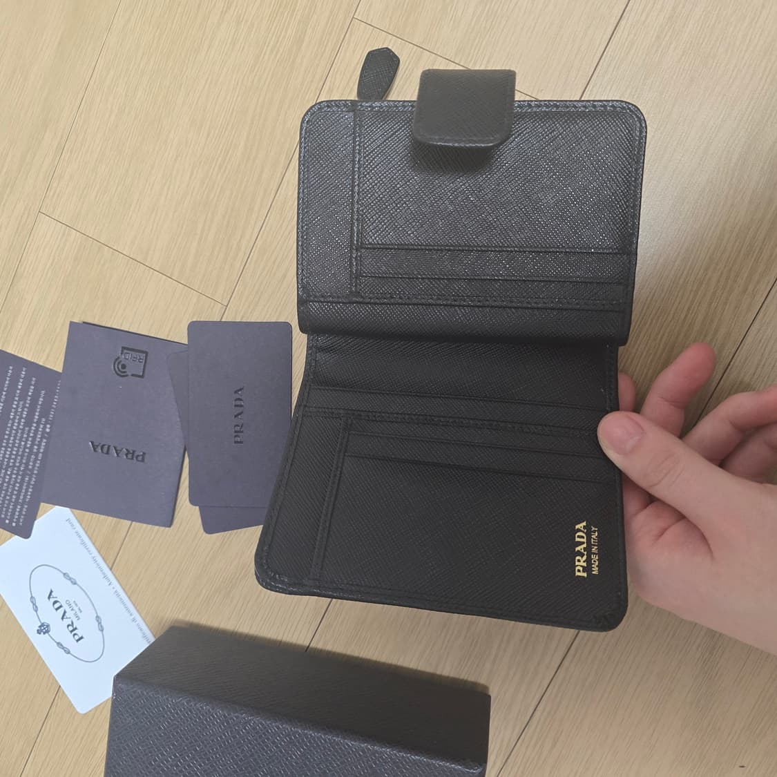 프라다 사피아노 메탈 로고 반지갑 블랙 상품이미지2