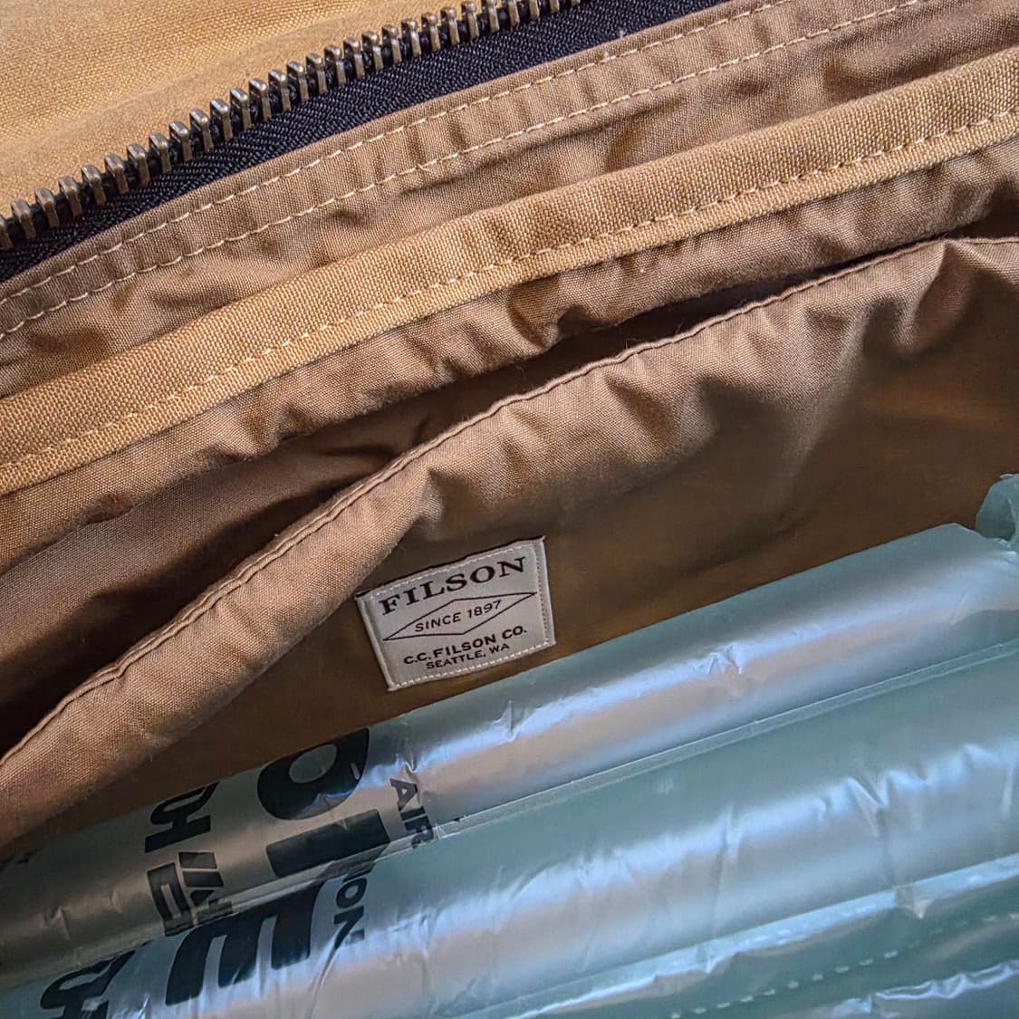 Filson 필슨 경량화 왁스드 코튼 켄버스 필드백 가방 상품이미지5