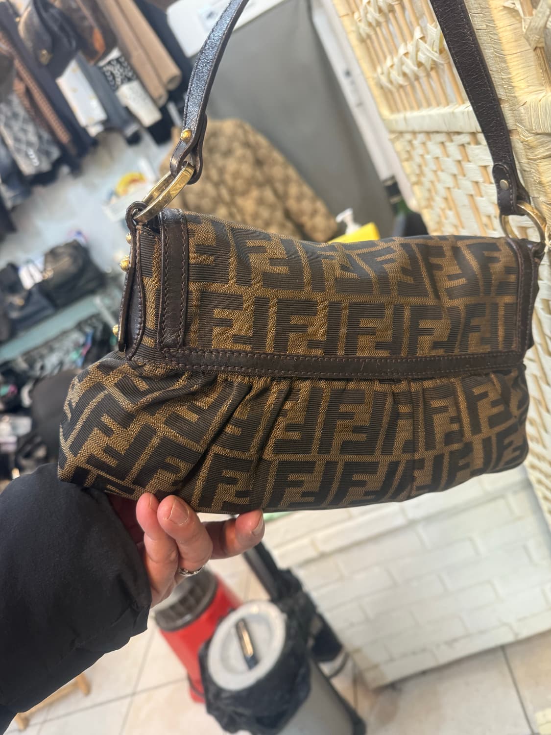 정품 펜디 주카 숄더백 팝니다 상품이미지3