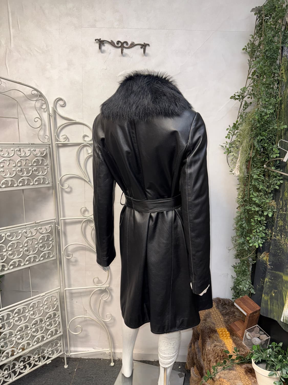 Black lamb skin lamb fur belted coat 상품이미지3