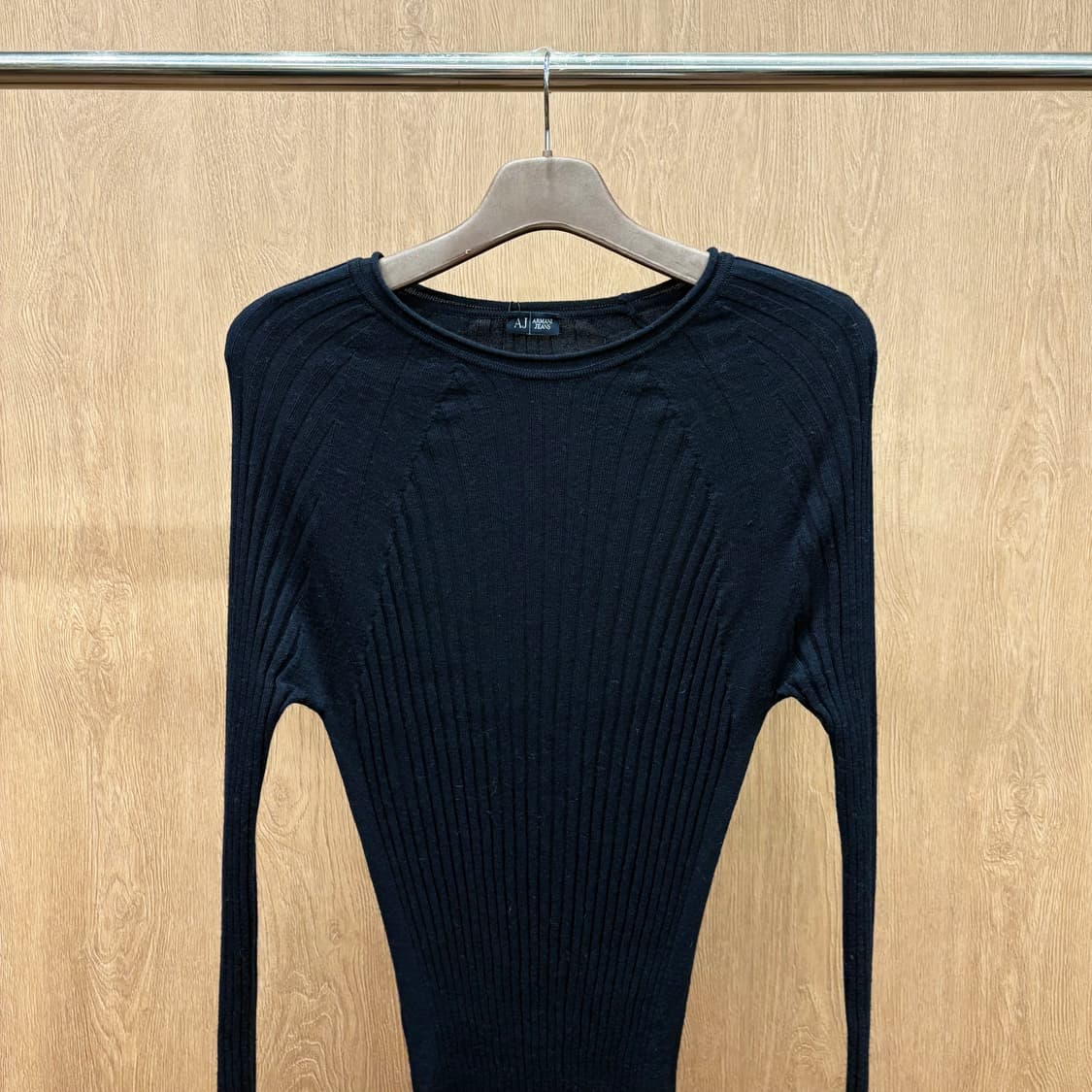 아르마니 진스 라운드넥 긴팔 니트 배색 시보리 마감 디테일 블랙 상품이미지4