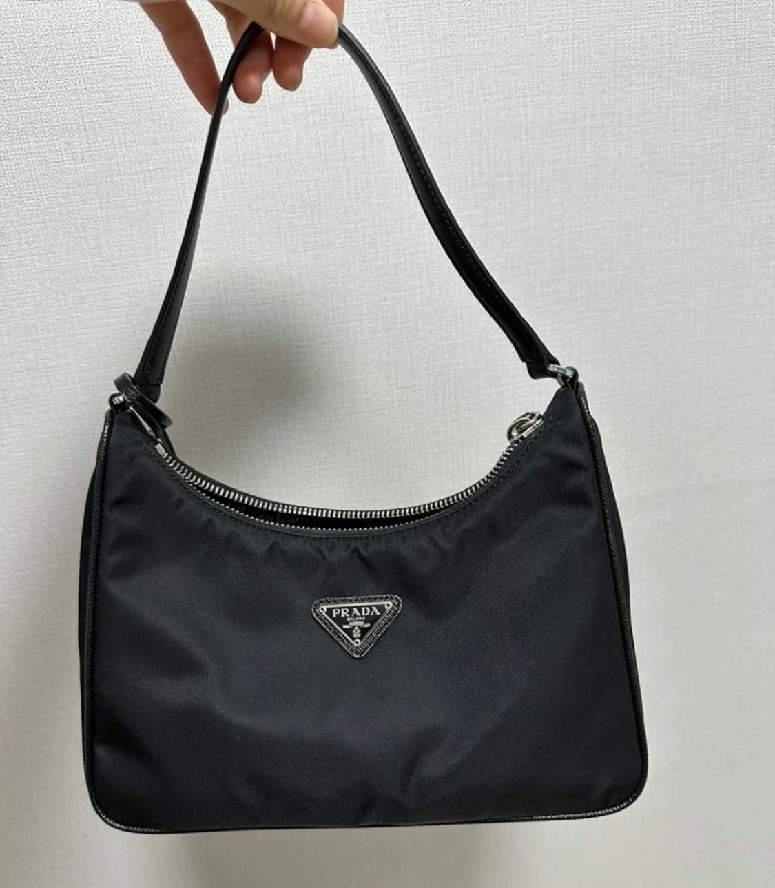 프라다 리에디션 2005 사피아노 트리밍 리나일론 호보백 블랙 상품이미지1