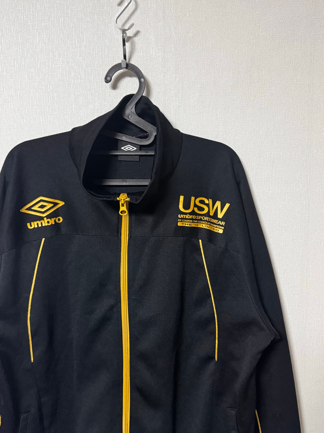 엄브로 usw 블랙 트랙자켓 상품이미지1