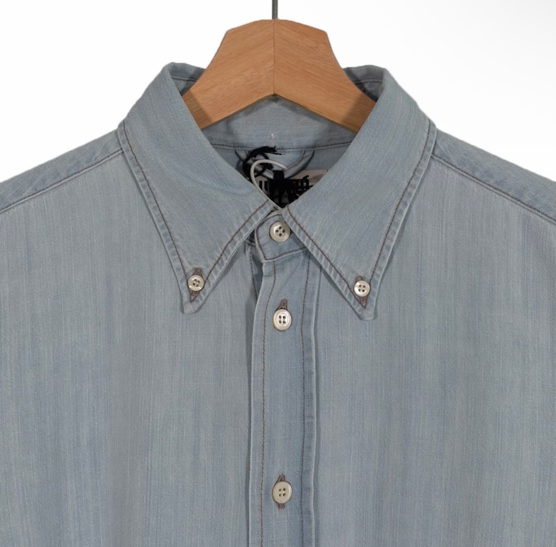 [38] 미우미우 24ss 샴브레이 자수 로고 데님 셔츠 라이트 블루 상품이미지4