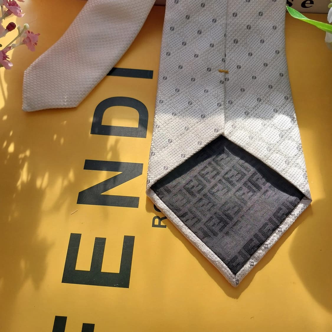 펜디 실크 화이트 자카드 로고 패턴 넥타이 9cm A+등급 K1502
 상품이미지8