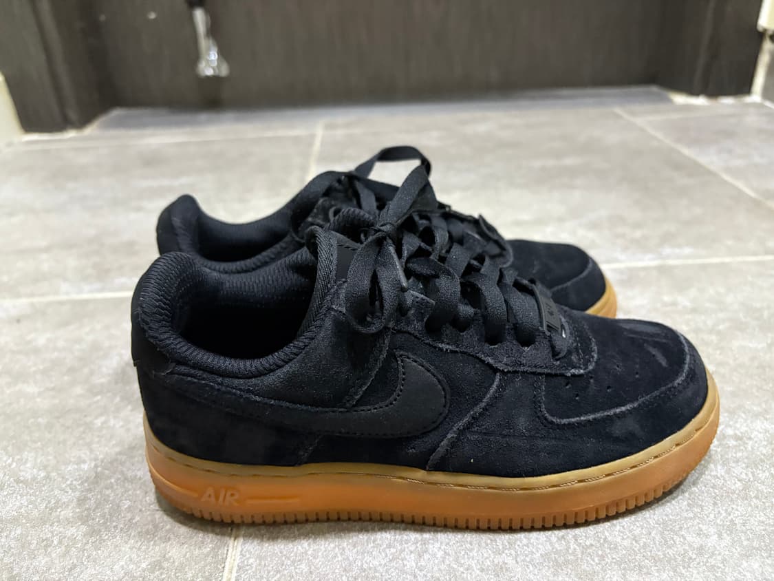 나이키 에어포스 1 '07 LV8 스웨이드 아웃도어 블랙 검 상품이미지1