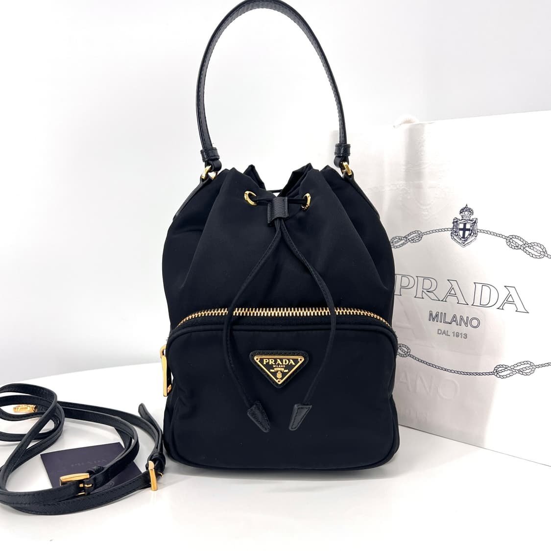 프라다 삼각로고 나일론 테수토 버킷백 블랙 상품이미지2