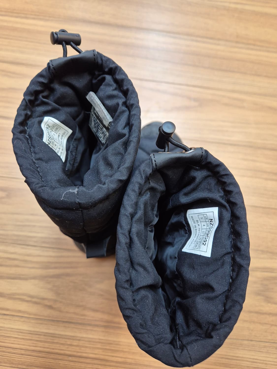 블랙 색상의 노스페이스 패딩 부츠 230mm입니다. 퀼팅 디자인이 적용되 상품이미지7